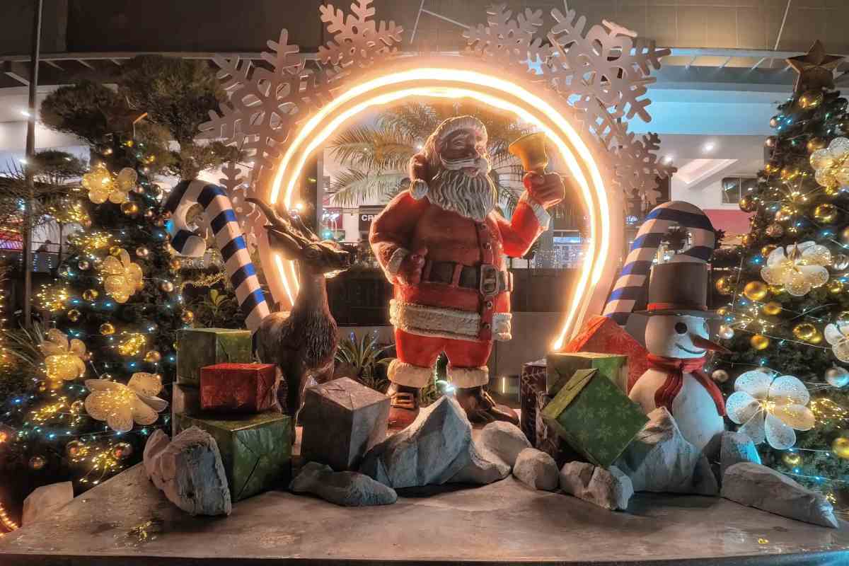 Diversi addobbi di Natale ammucchiati