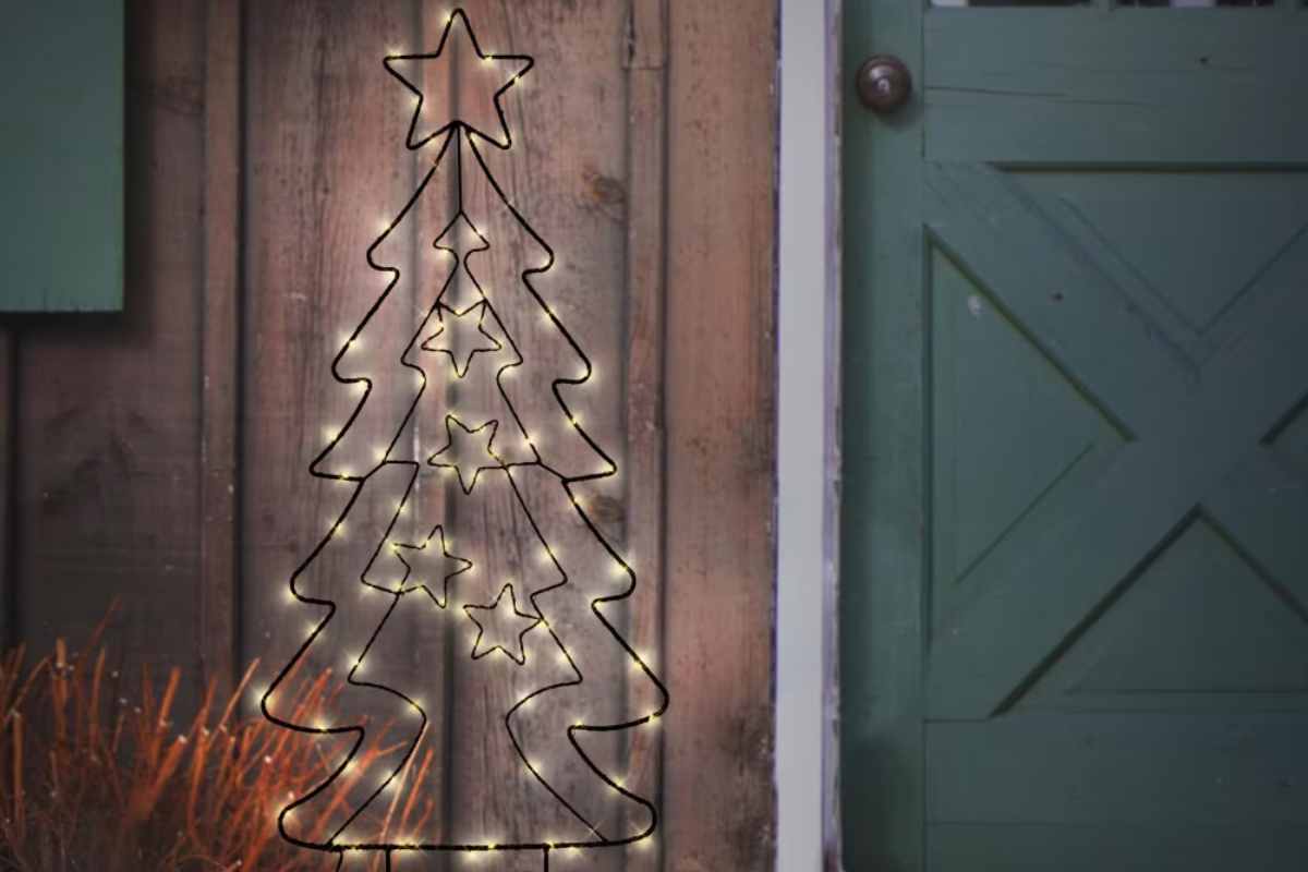 Uno degli alberi di Natale da appendere alla parete Maisons du Monde