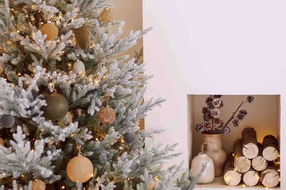 Albero di Natale con addobbi di colore beige crema e marrone
