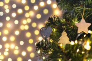 dettaglio di addobbi in legno su albero di natale