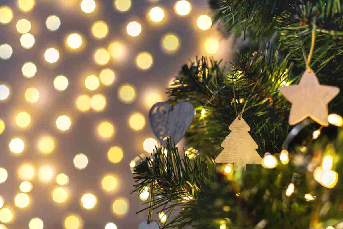 dettaglio di addobbi in legno su albero di natale