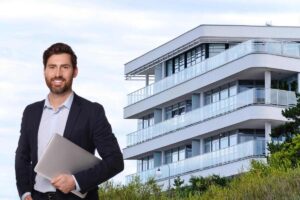 Un condominio visto da lontano ed un amministratore in primo piano