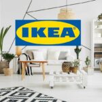 Una casa ben arredata con in primo piano un insegna Ikea