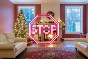 Un casa con arredi natalizi classici ed una scritta fosforescente "Stop"