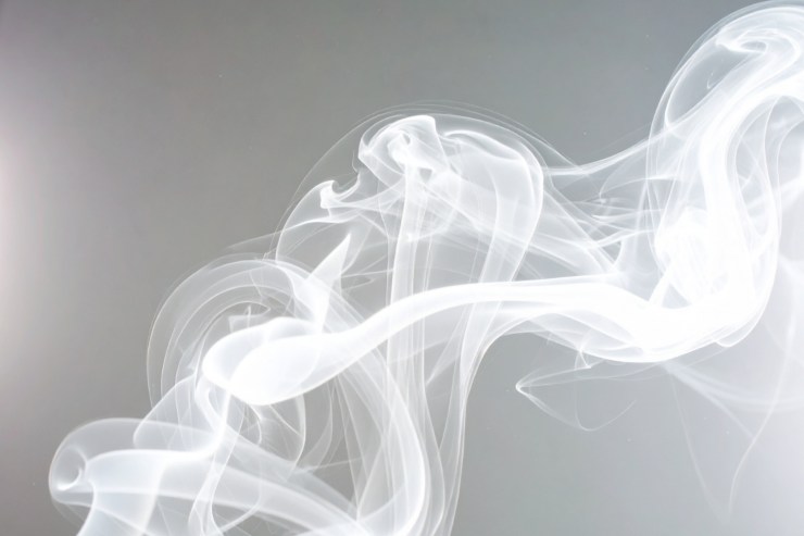 Un fumo vaporoso bianco