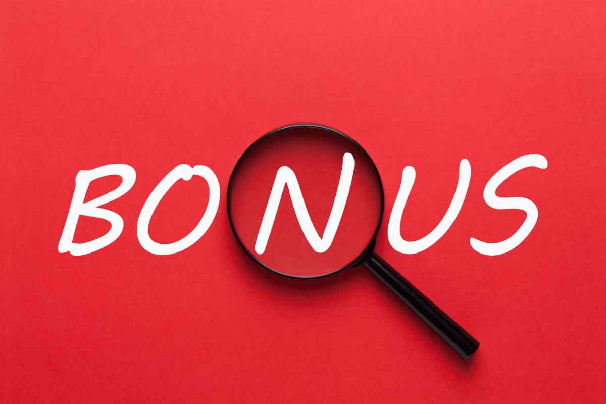 Una scritta bonus su sfondo rosso