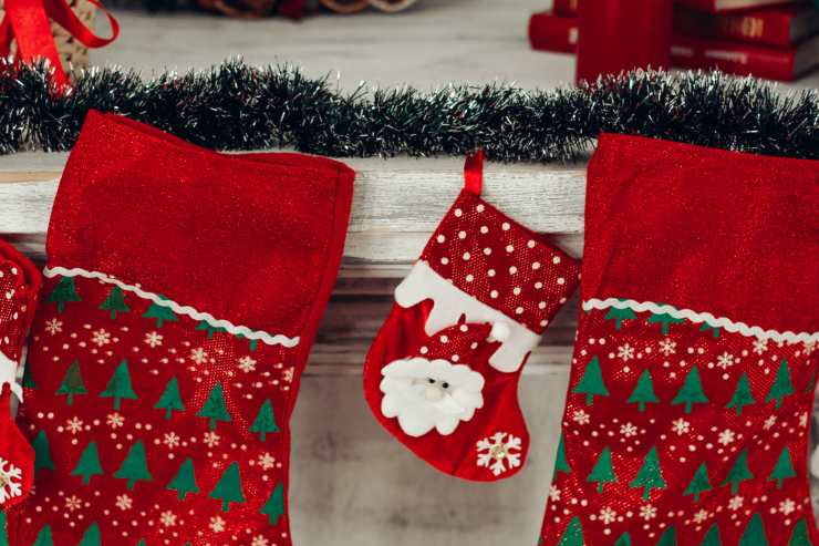 Delle calze della befana classiche messe sul camino