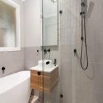 Un bagno con le piastrelle fino a metà muro