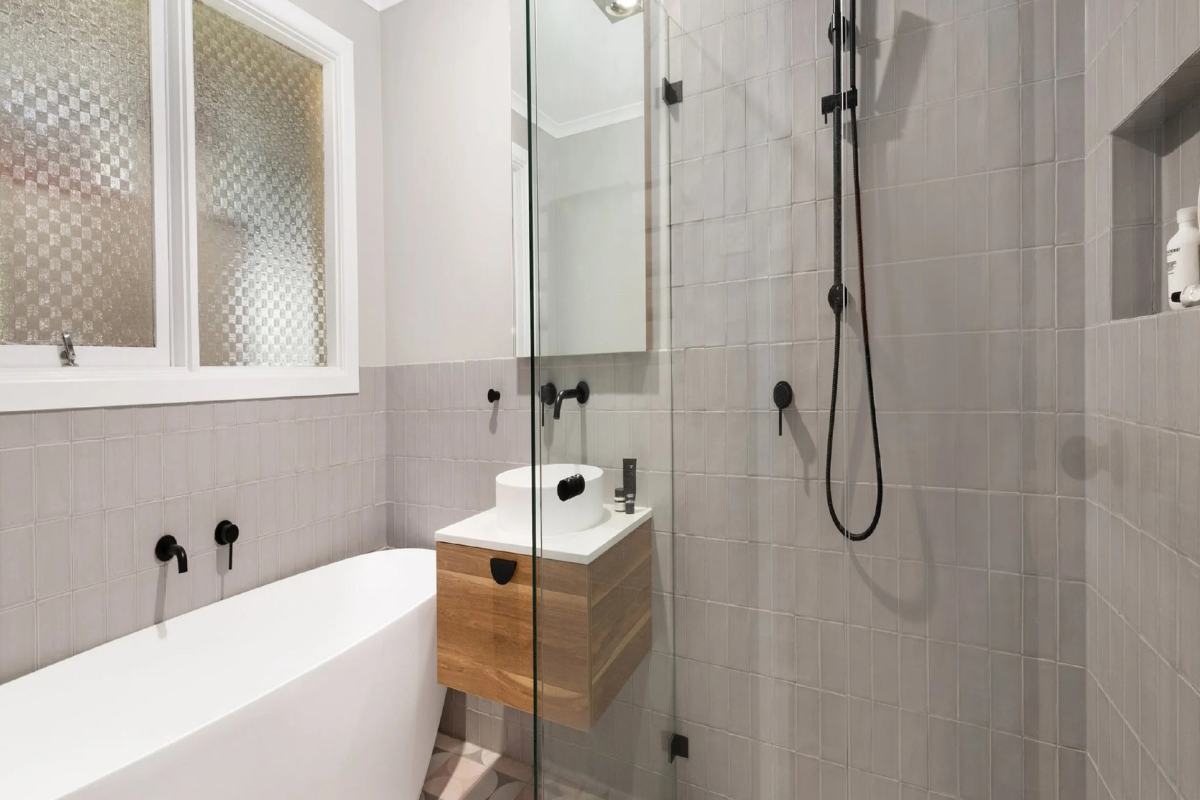 Un bagno con le piastrelle fino a metà muro