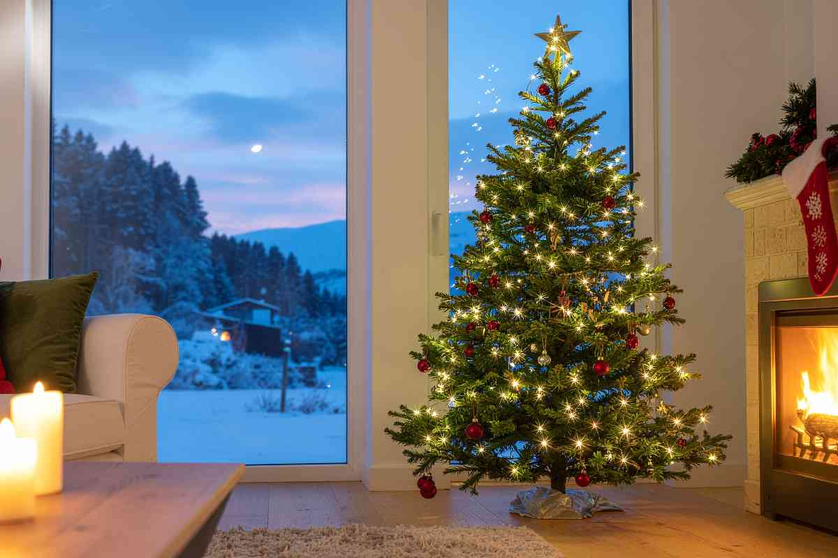 Casa addobbata a Natale con albero e candele