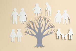 Un albero con attorno diverse generazioni familiari