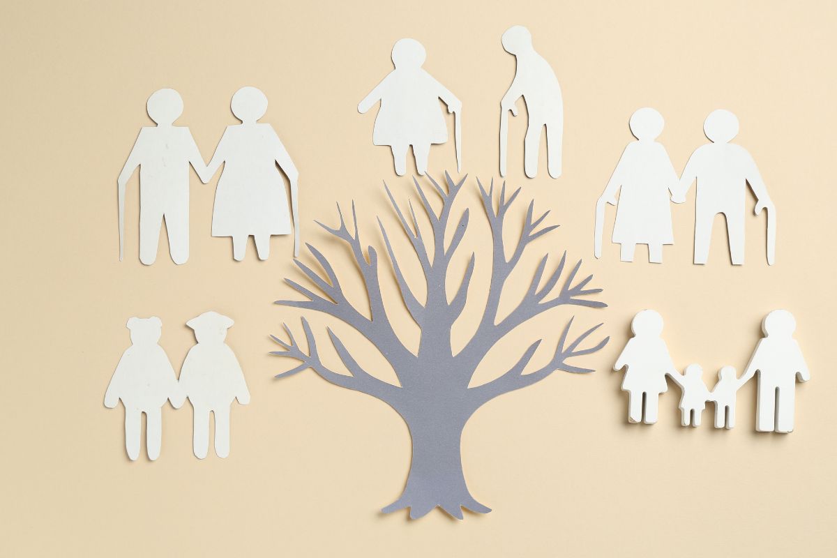 Un albero con attorno diverse generazioni familiari
