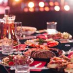 Tavola apparecchiata con bicchieri di cristallo e bottiglie di vino