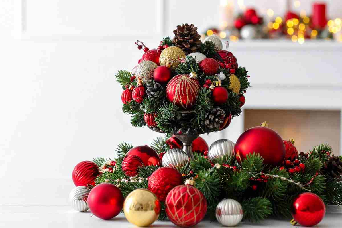 un centrotavola natalizio con pigne fai da te su un'alzatina