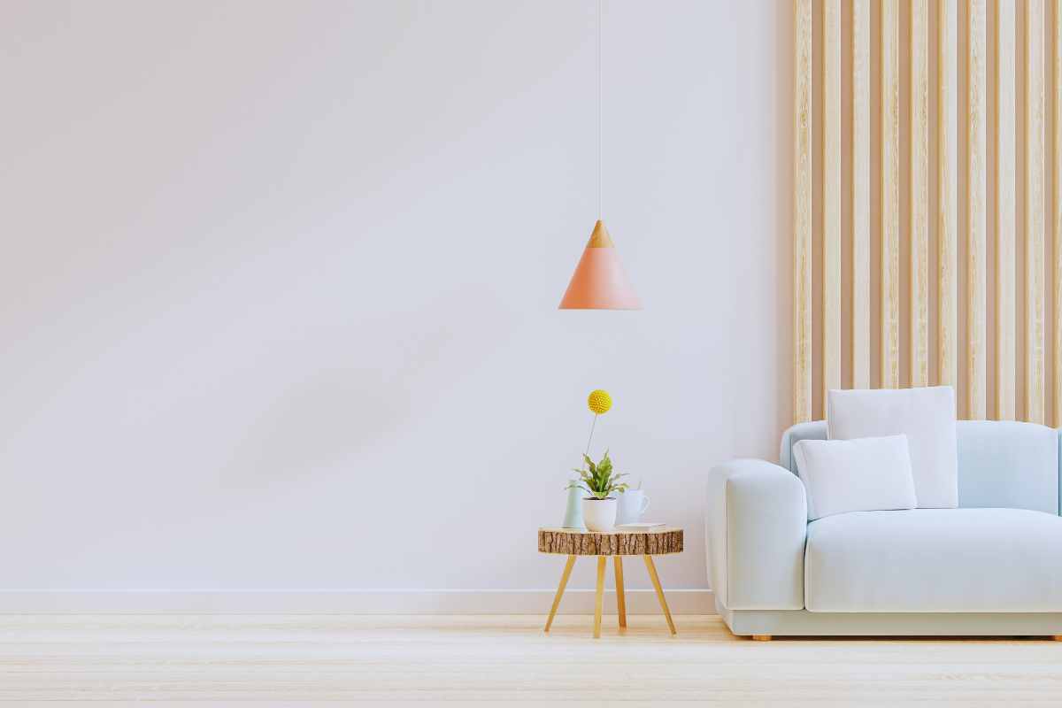 soggiorno con parete colore Cloud Dancer Pantone