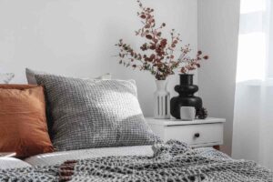 una camera da letto con colori neutri di tendenza