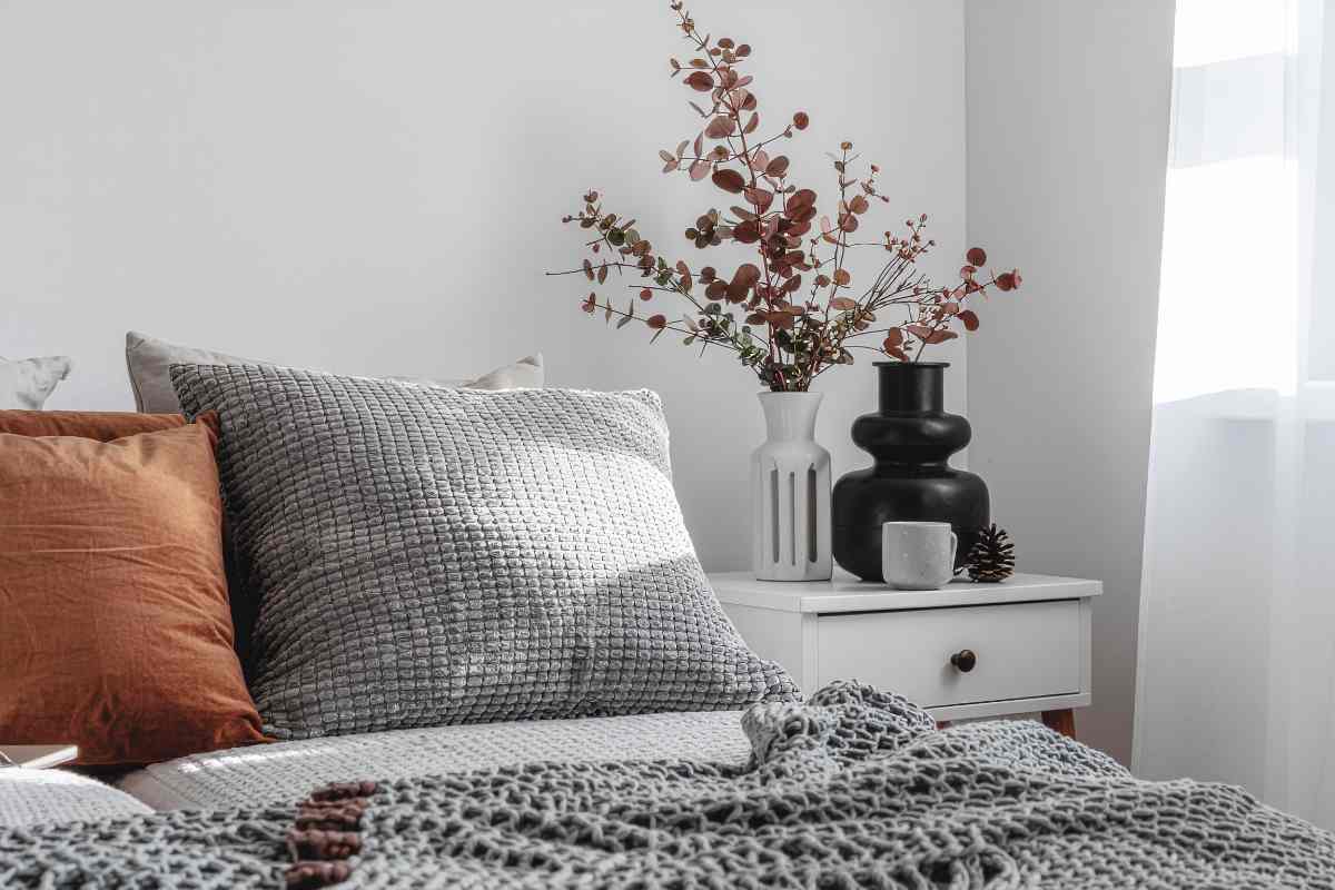 una camera da letto con colori neutri di tendenza