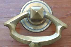 una maniglia di ottone su una porta