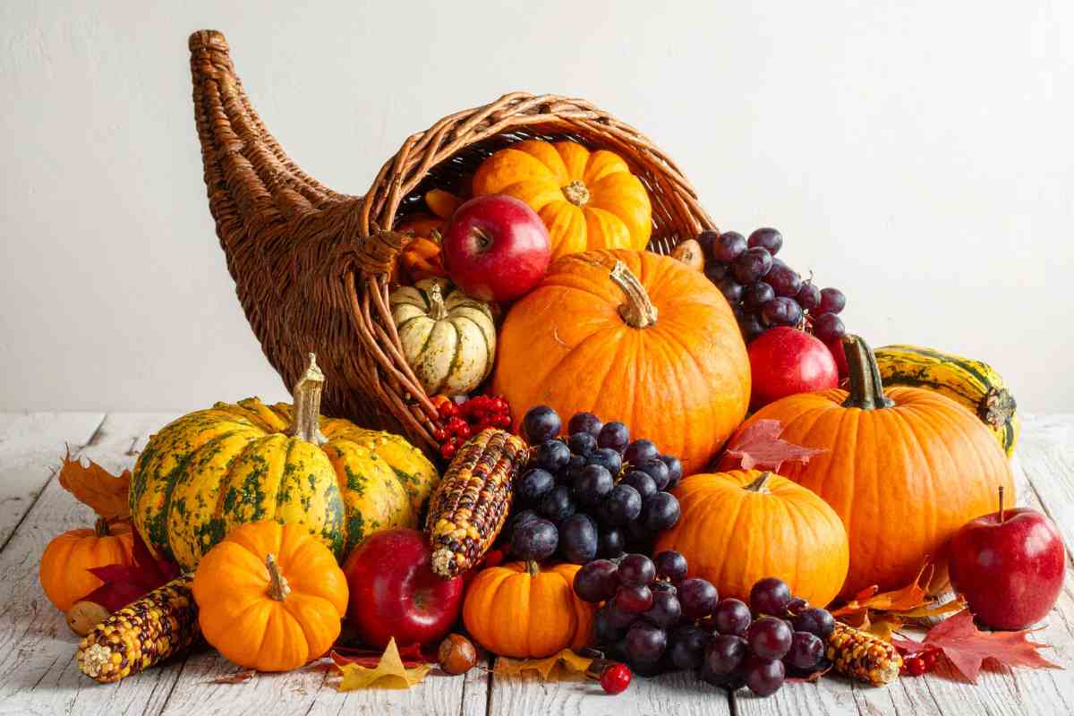 Cornucopia piena di frutta e ortaggi tra i portafortuna più potenti per la casa