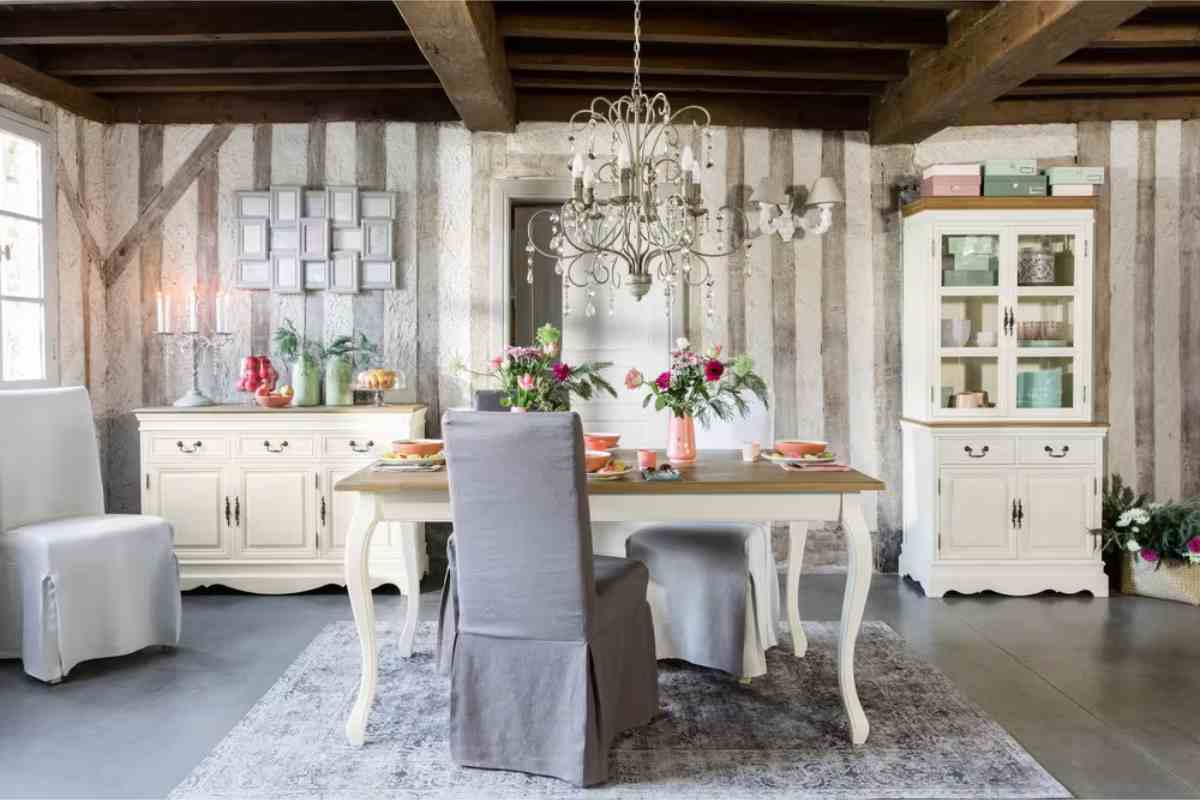 Credenza Léontine Maisons du Monde in un open space con tavolo da pranzo e madia