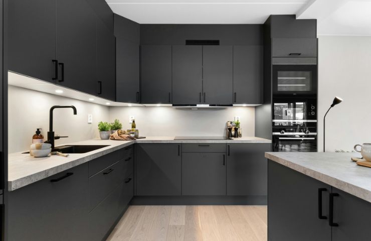 Una cucina moderna e ben ordinata