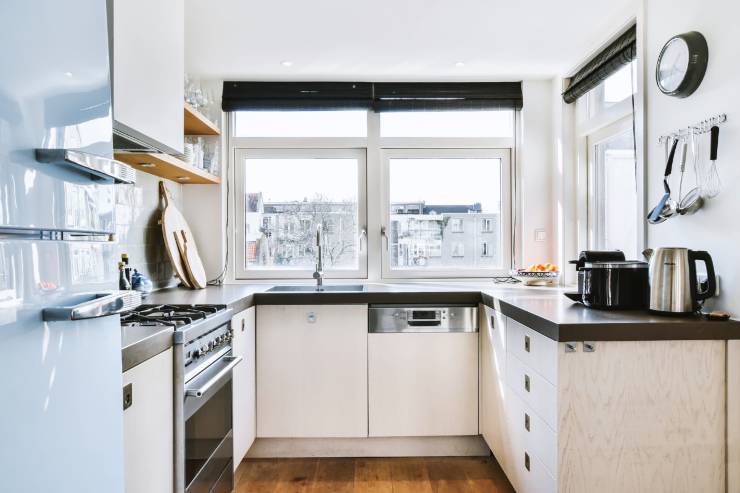 Una cucina con una penisola