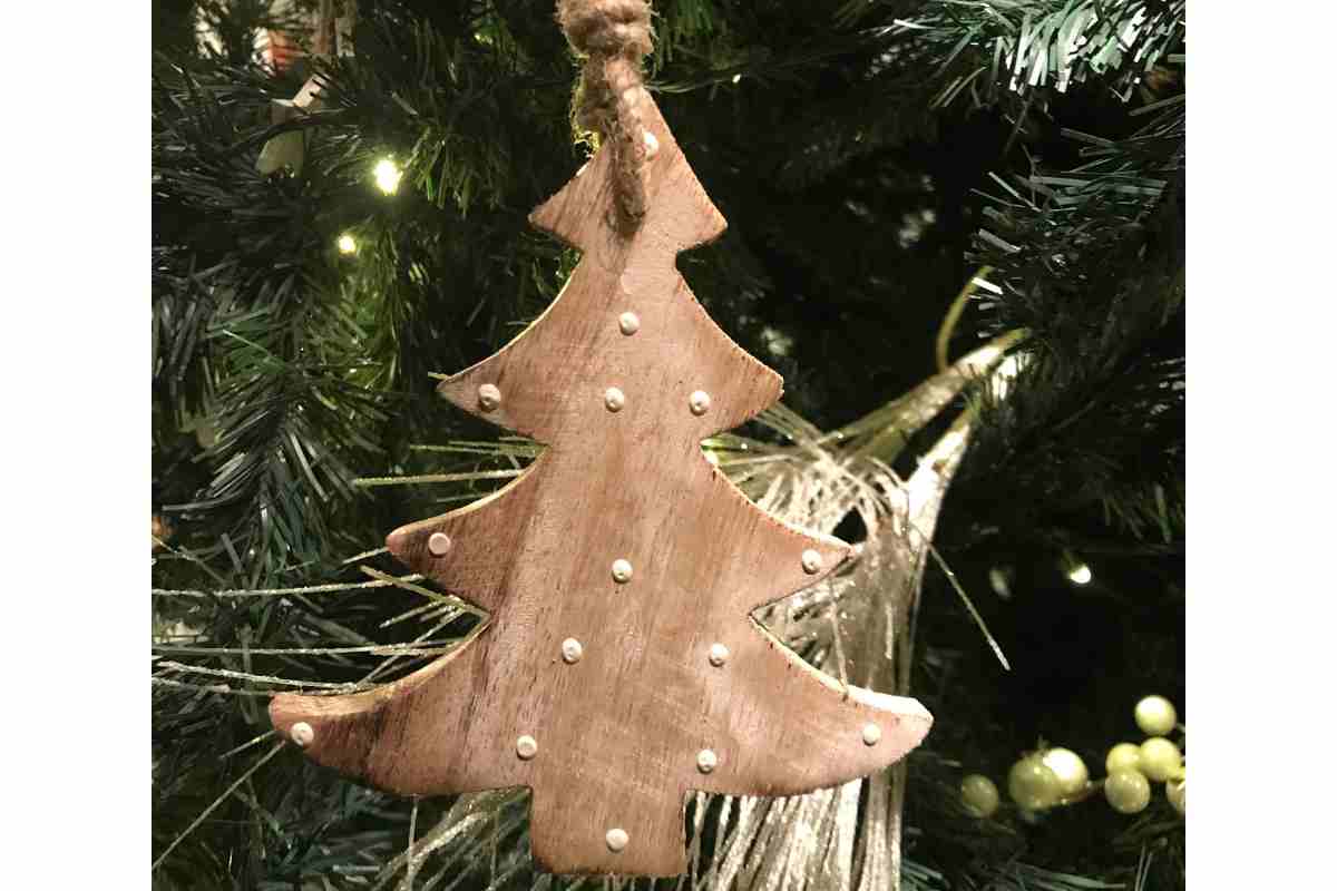 Decorazione natalizia fatta a mano in legno a forma di albero