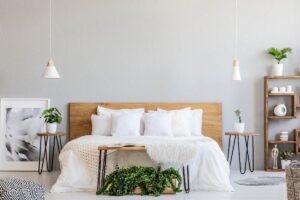 Una camera da letto con i quadri rimossi dalla parete e messi da parte