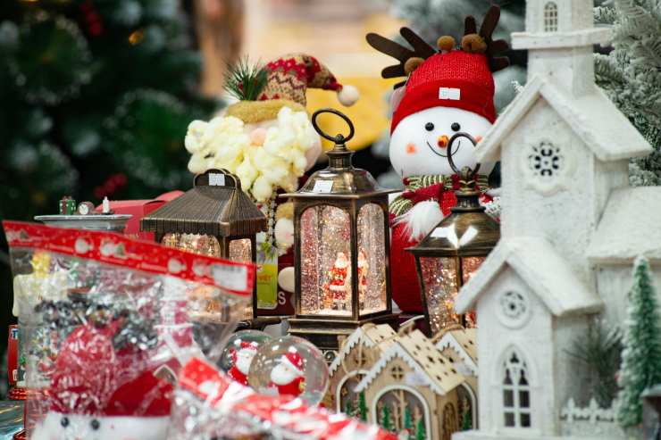 Diversi decori natalizi economici