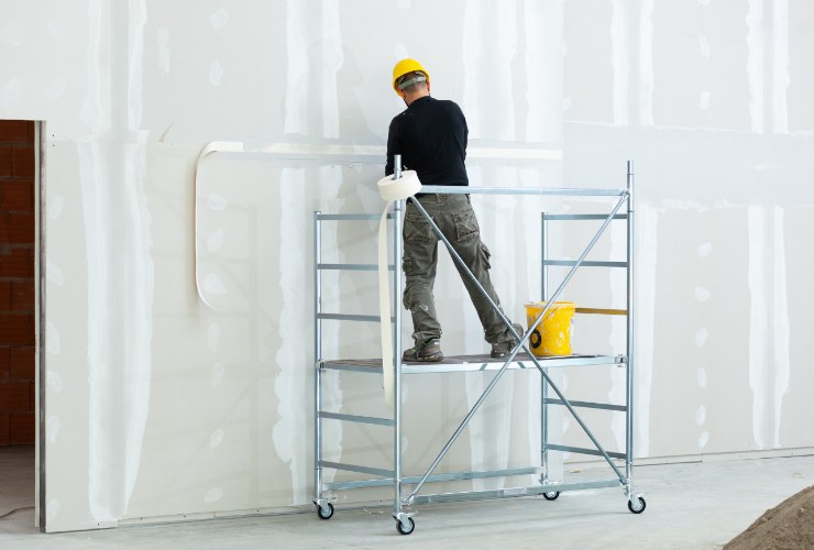 operaio che lavora ad un muro