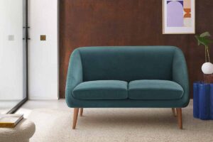 Uno dei divani in velluto in offerta La Redoute in soggiorno