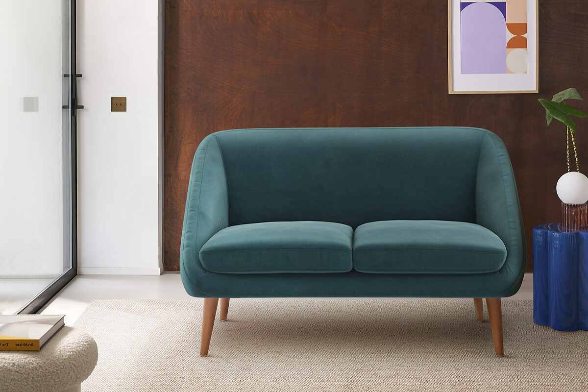 Uno dei divani in velluto in offerta La Redoute in soggiorno