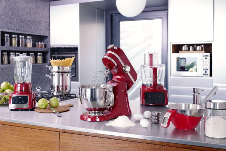 Diversi elettrodomestici posti sul ripiano della cucina