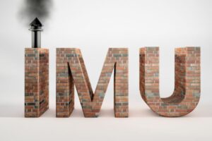 Una scritta IMU fatta con mattoni ed un caminetto sulla lettera "I"