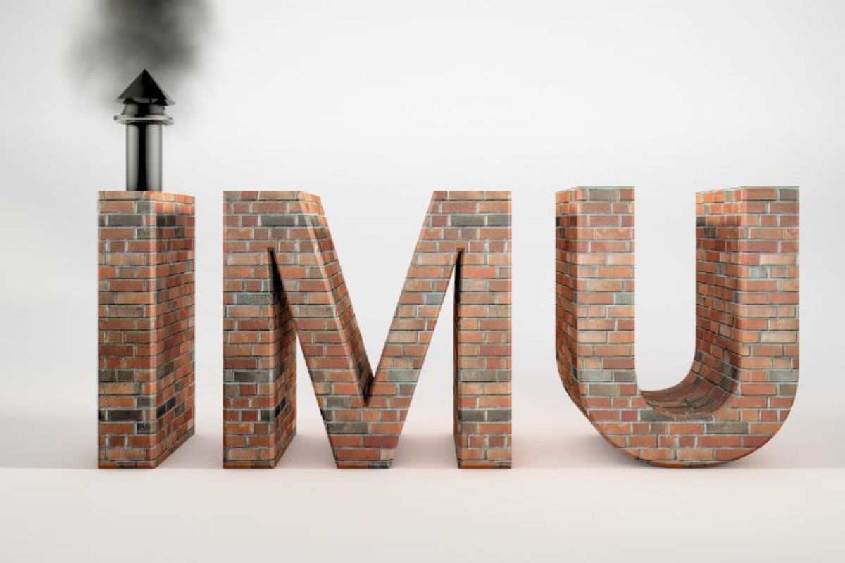 Una scritta IMU fatta con mattoni ed un caminetto sulla lettera "I"