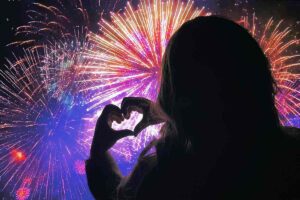 sagoma di donna e sullo sfondo i fuochi d'artificio