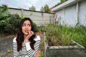 Un giardino abbandonato ed una ragazza preoccupata