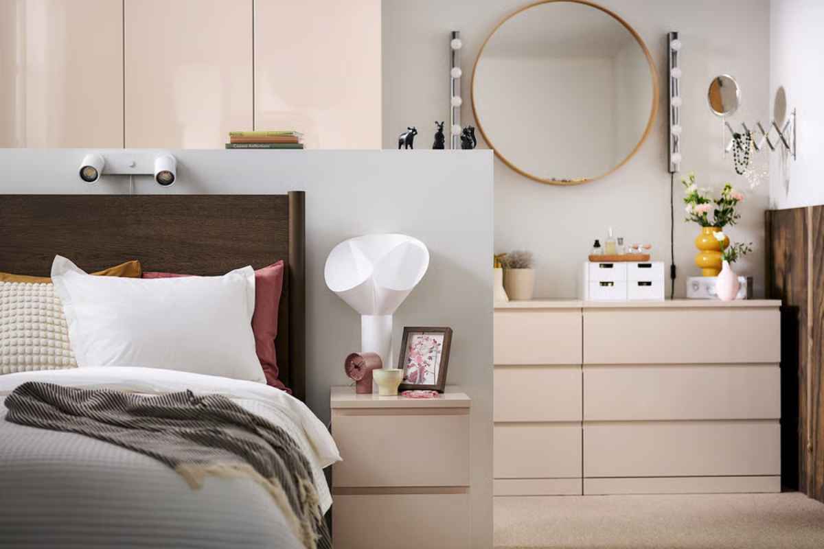 camera da letto Ikea arredata seguendo la tendenza del minimalismo caldo