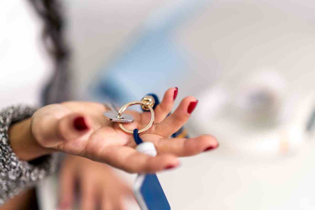 mano con mazzo di chiavi di casa