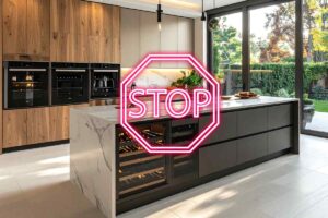 Una cucina con un isola ed un insegna fosforescente di stop