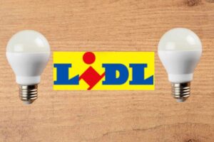 La scritta LIDL tra due lampadine a Led