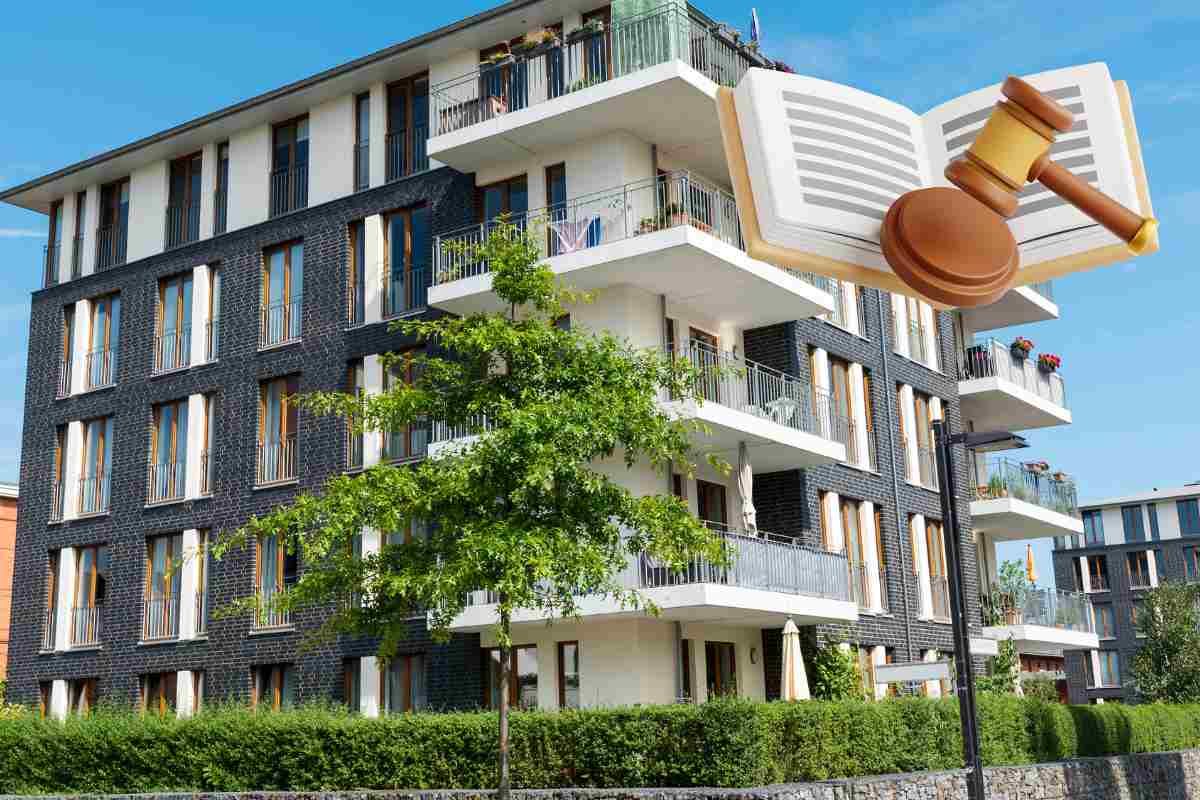 Un condominio sullo sfondo e una grafica in alto a desta di un libro di legge con un martello da giudice ed una base del martello