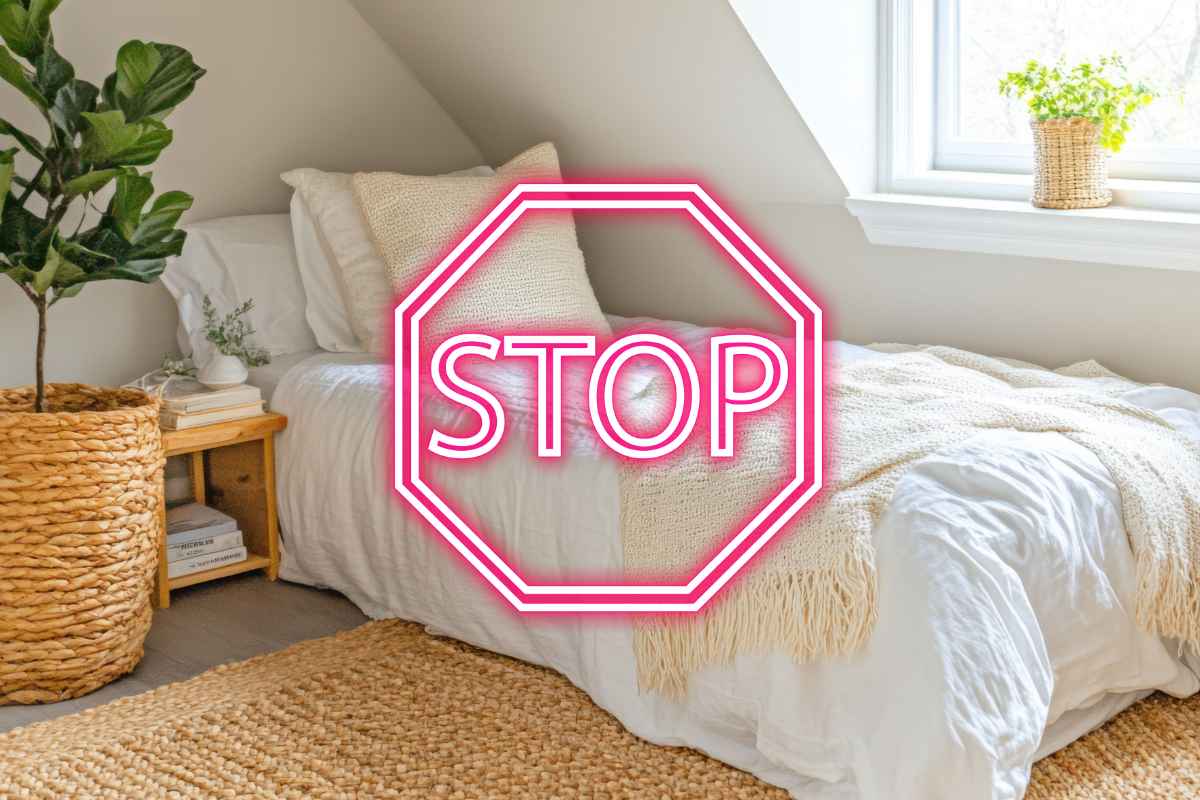 Un letto singolo con sopra un segnale di stop fosforescente