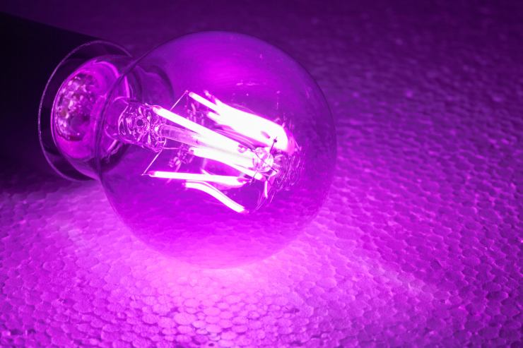 Una luce al Led viola in funzione