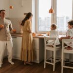 Due bambini insieme ai genitori fanno colazione