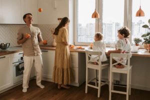 Due bambini insieme ai genitori fanno colazione