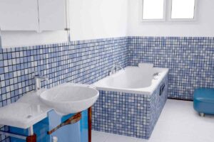 Un bagno con le piastrelle solo fino a metà parete