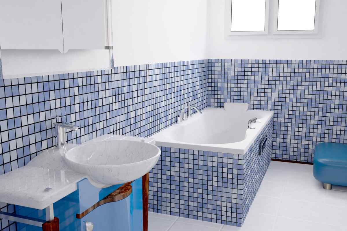 Un bagno con le piastrelle solo fino a metà parete