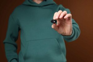 ragazzo tiene in mano una mini telecamera spia