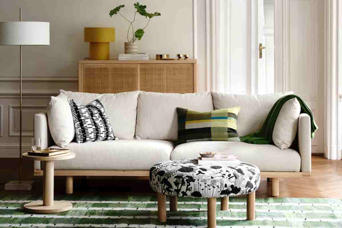 un soggiorno con mobili ikea e decori maisons du monde